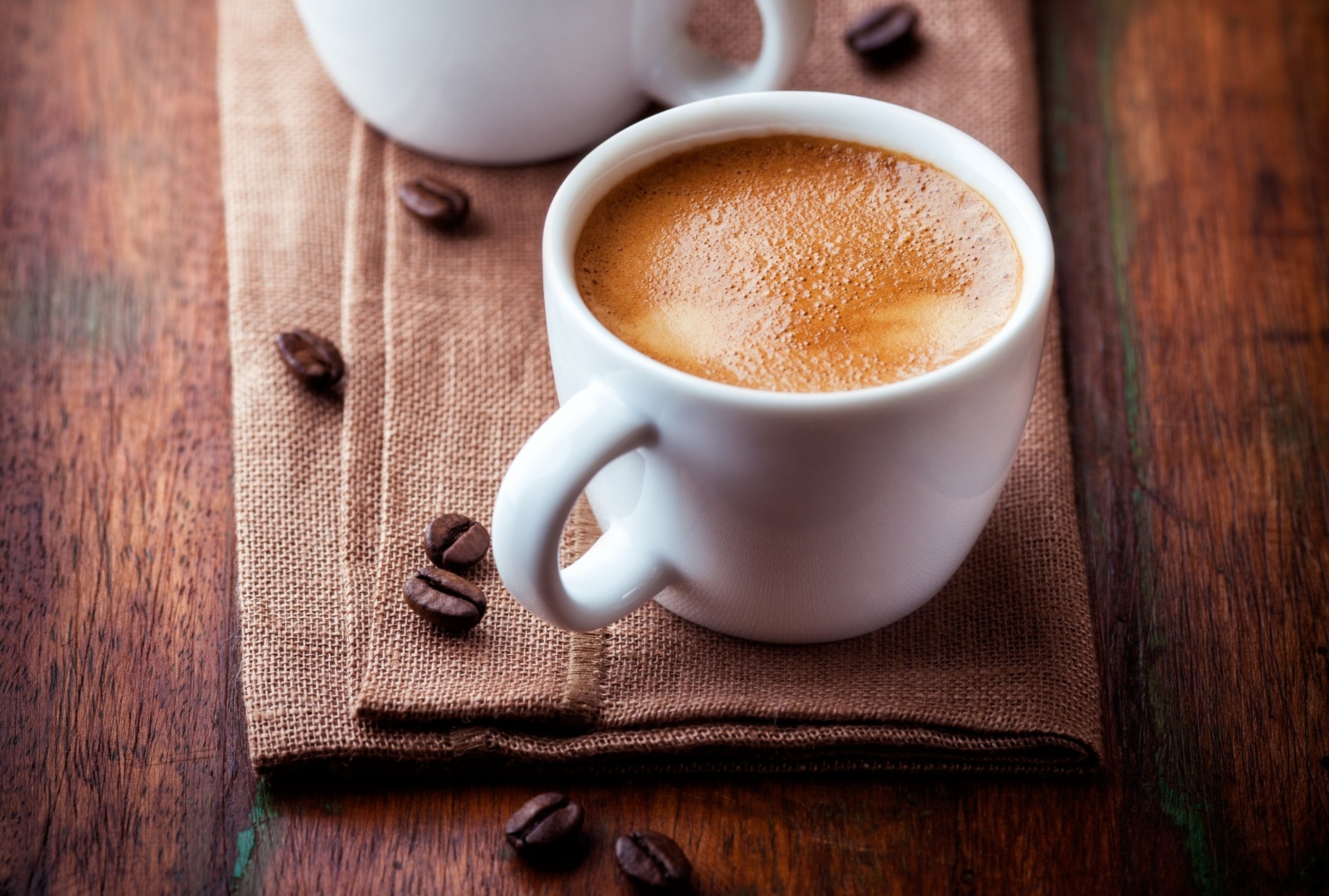 kaffee schaum körner tassen tisch weiß