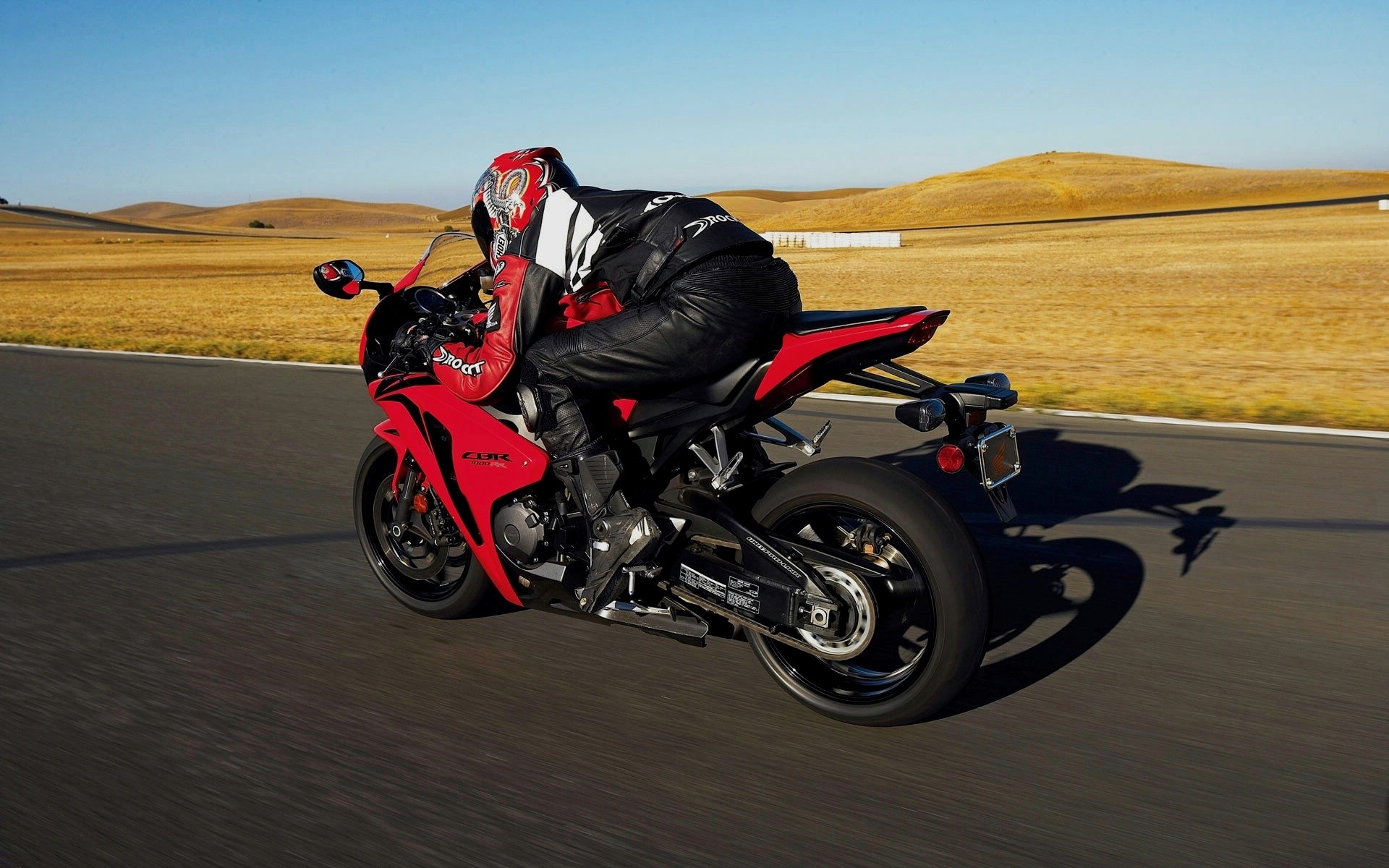 pista sportbike rojo traje protección casco velocidad adrenalina