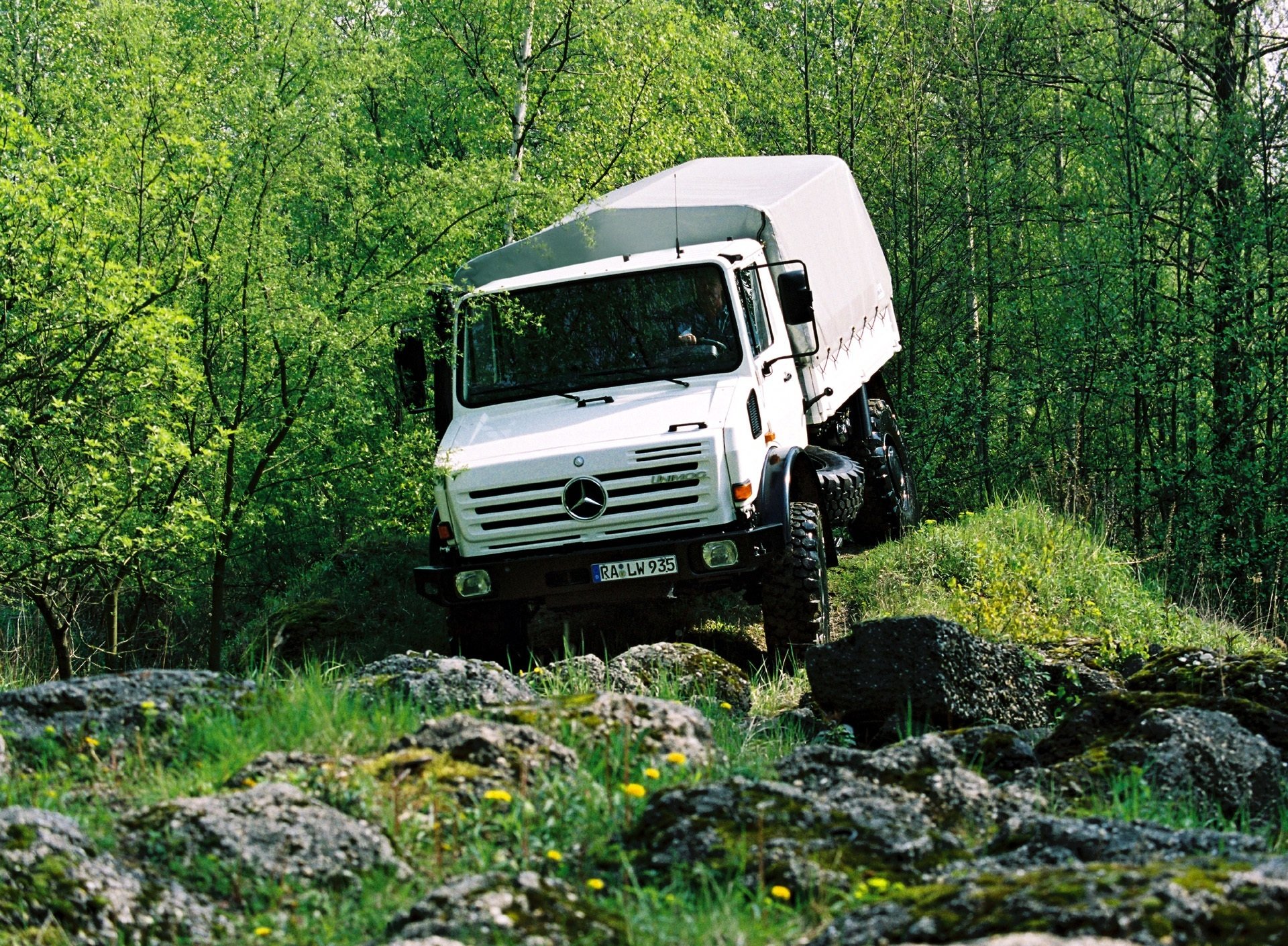 mercedes-benz unimog verde