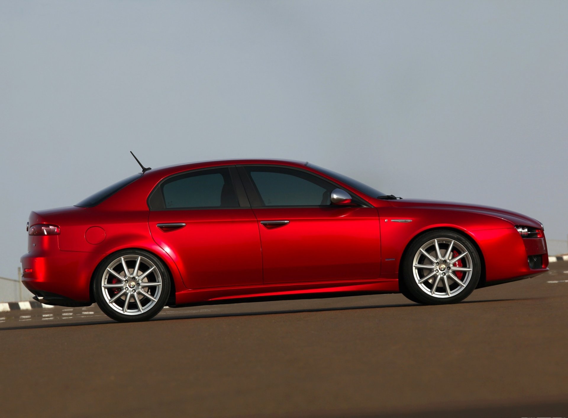 alfa romeo voitures fond rouge