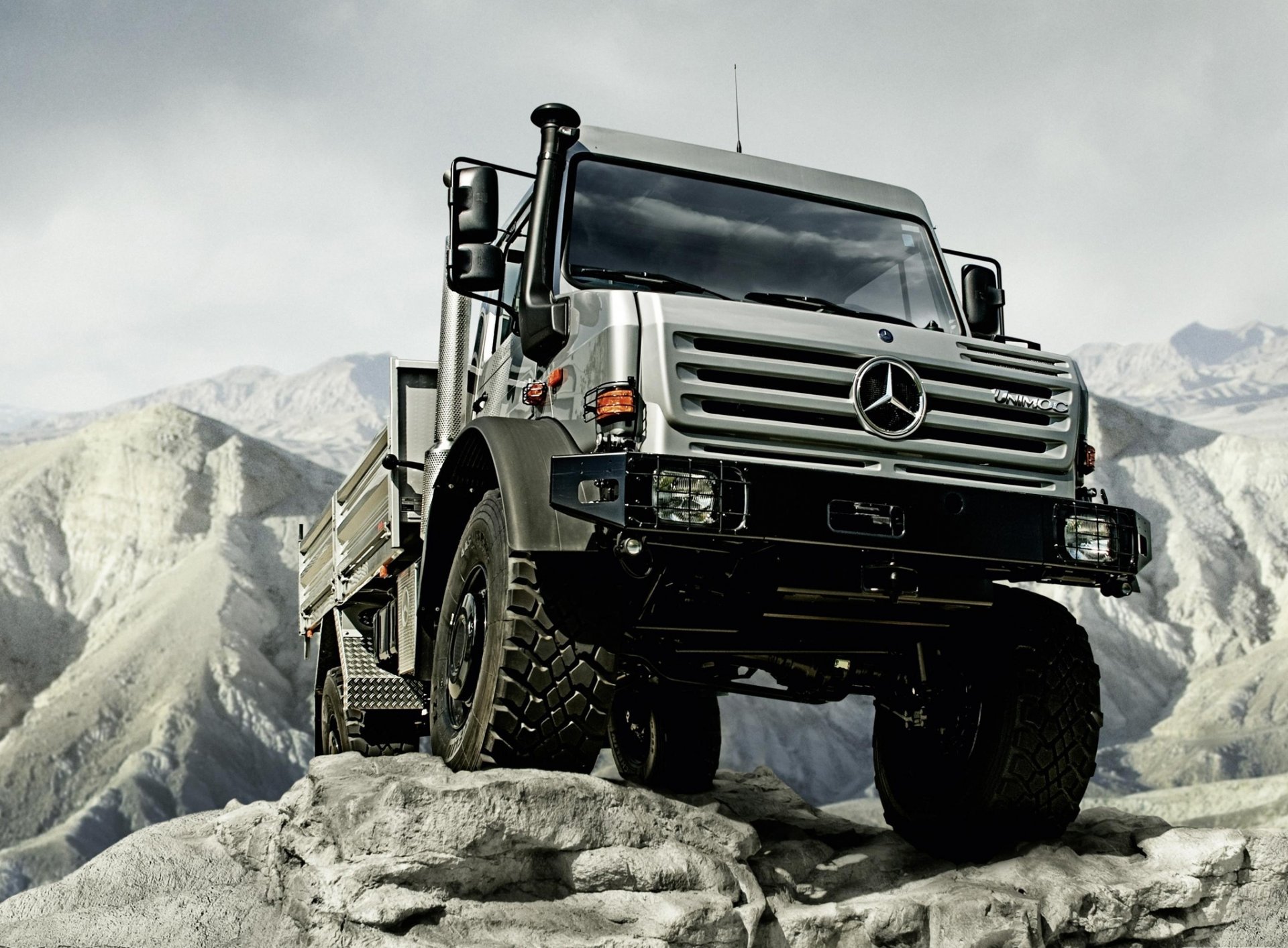 mercedes-benz unimog tło tapety