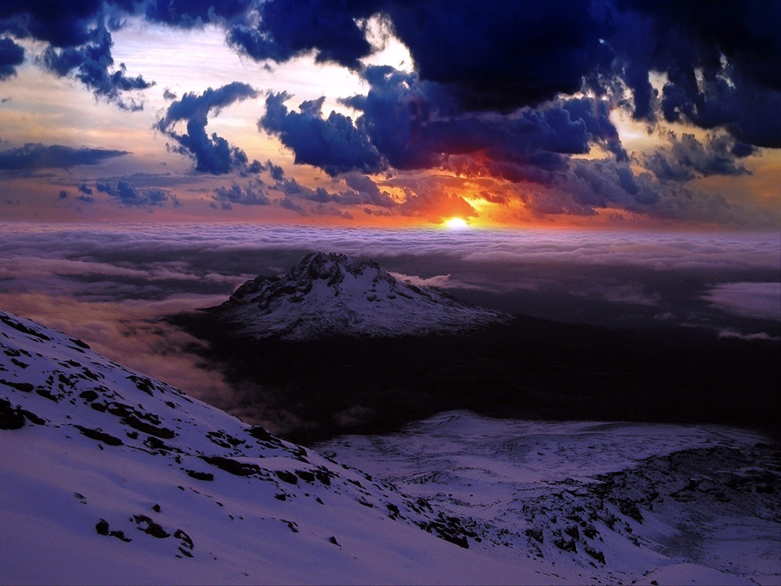 coucher de soleil montagnes nuages