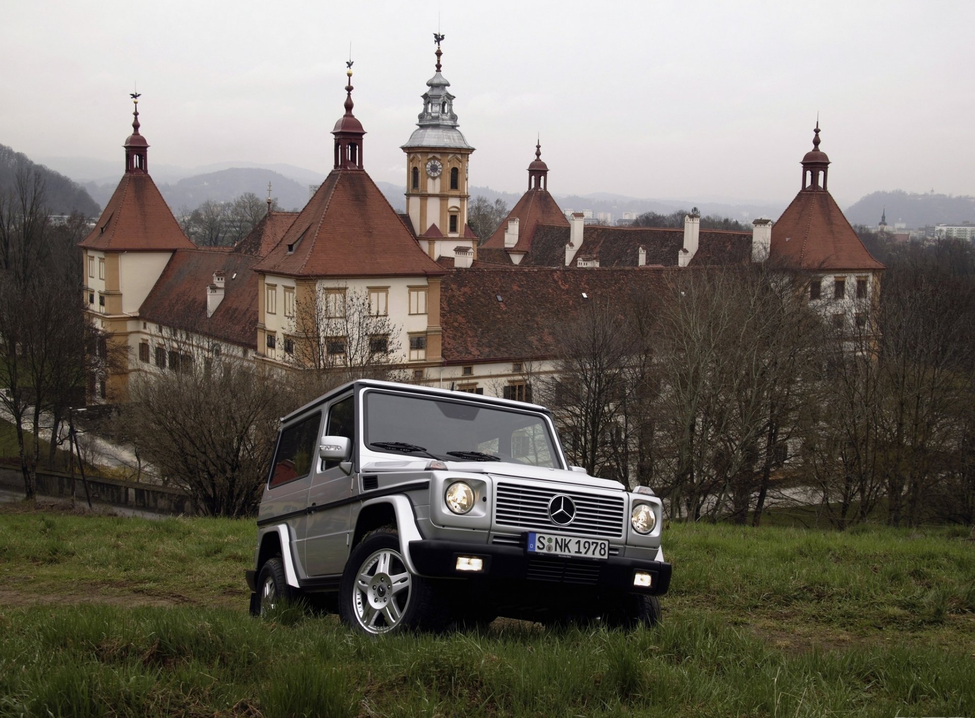 samochody mercedes-benz helik budynek szary