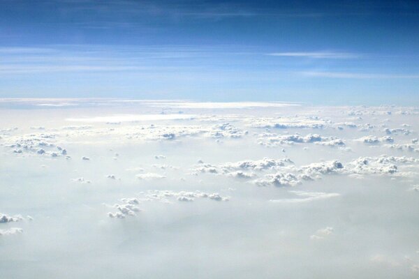 Volando sobre las nubes en el cielo