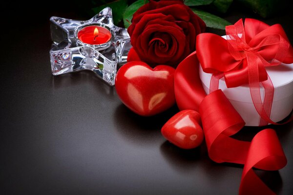 Image romantique: bougie, rose, boîte-cadeau
