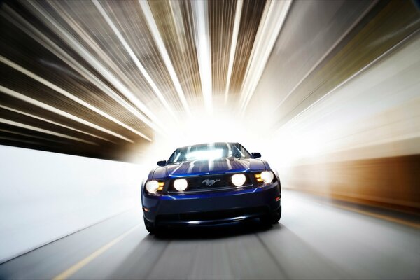 Bleu auto Ford Mustang à la vitesse