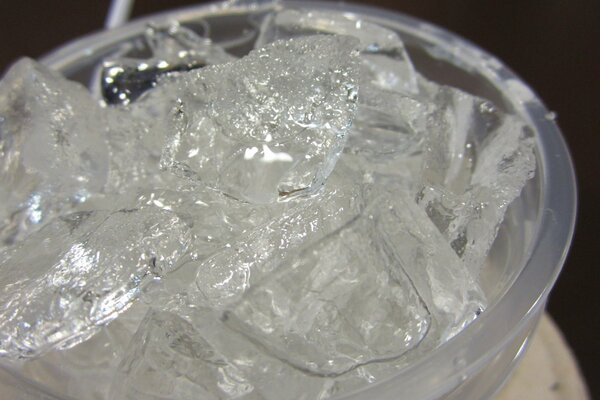 El hielo para bebidas en la cafetería se prepara con anticipación