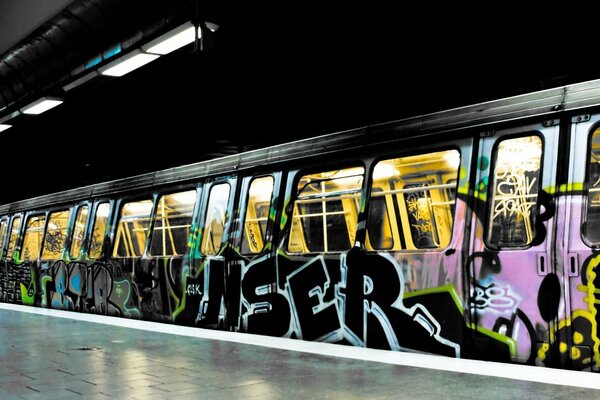 Treno della metropolitana splendidamente decorato con graffiti