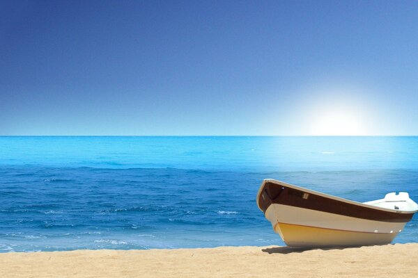 Лодка на пляжу на берегу моря