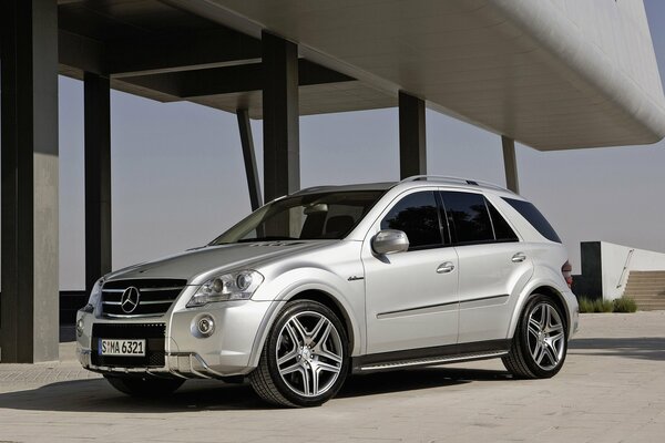 Mercedes SUV en el estacionamiento del desierto