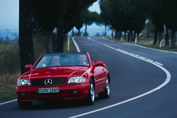 Czerwony samochód Mercedes Benz na drodze