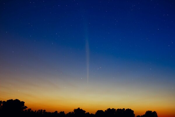 Caída de un cometa a la tierra al amanecer