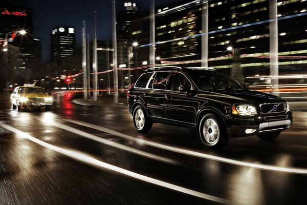 Volvo xc90 negro en la calle de la ciudad de la noche