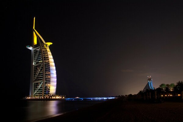 Fotografia notturna di un edificio illuminato a Dubai