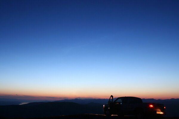 Samotny samochód na tle nocnego nieba