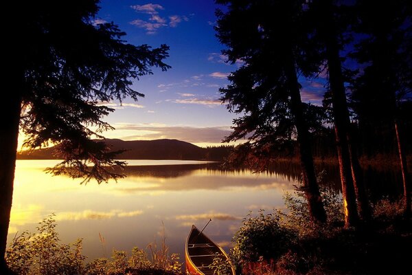 Al atardecer, me encanta pasear en bote por el lago