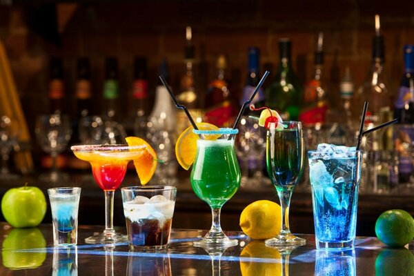 Le bar propose une variété de cocktails