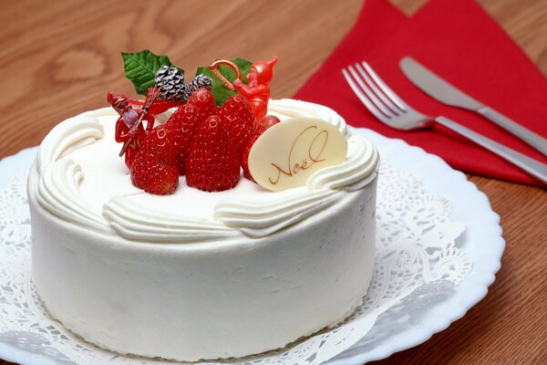 Beau gâteau avec des baies sur une assiette