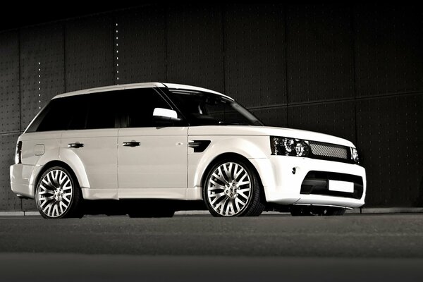 Range rover, tuning in white