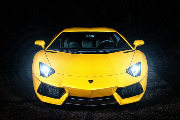 Lamborghini amarillo brilla faros en la noche