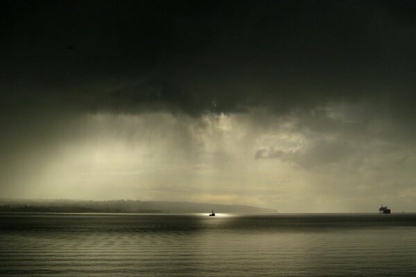 Schiff im Meer bei Nacht bei Mondlicht