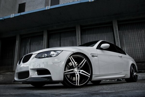 Białe BMW w pięknym kącie z fajnymi felgami