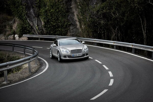 Bentley entrant dans un virage sur la piste