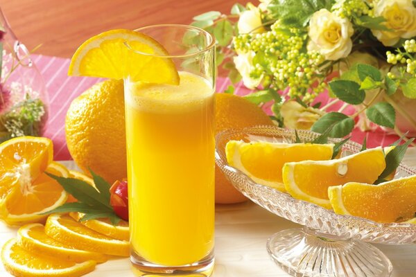 Jus d orange fraîchement pressé dans une tasse