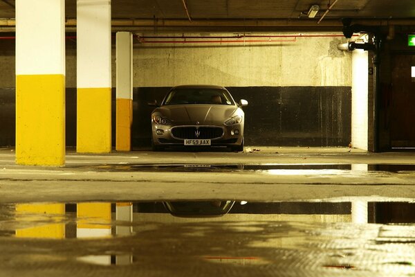 Sur le parking dans le garage est la voiture la plus chère