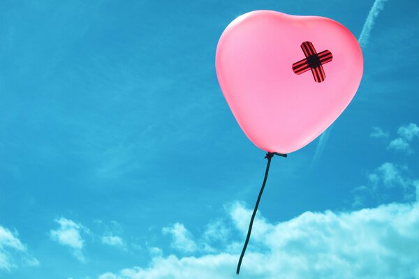 Ballon en forme de coeur sur fond de ciel