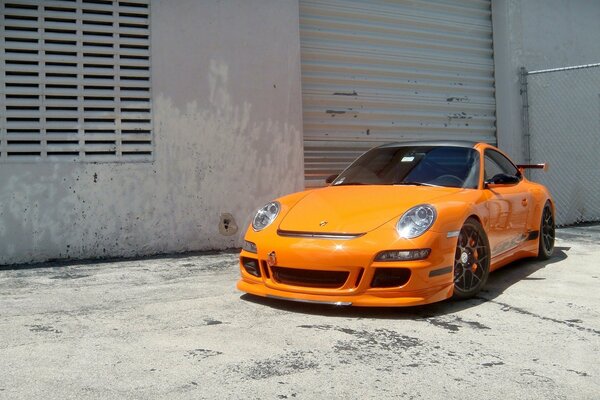 Porsche orange à l arrière-cour de la ville