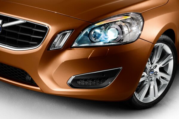 Orange Volvo s60. Nahaufnahme des Scheinwerfers