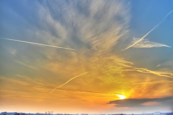 Lebhafter Himmel und Wolken, in verschiedenen Schattierungen