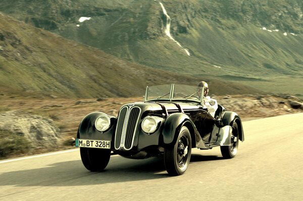 Schwarzes Auto auf dem Hintergrund der Berge