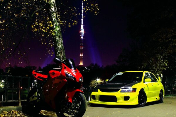 Moto y coche de noche en la carretera