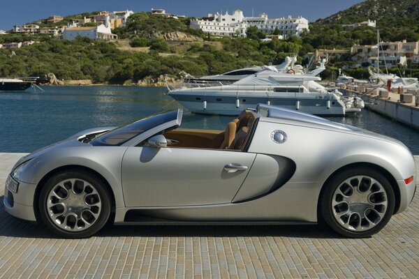 Drogi Bugatti na molo stoi
