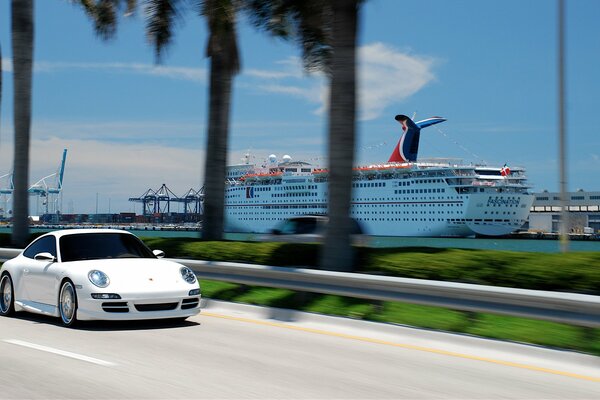 Tout pour une belle vie-yacht, Porsche et palmiers