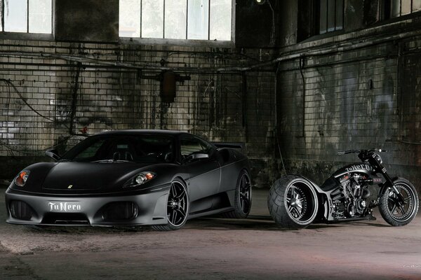 Coche negro Ferrari y moto