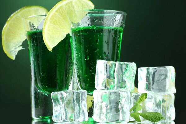 Cóctel verde con el nombre de Mojito