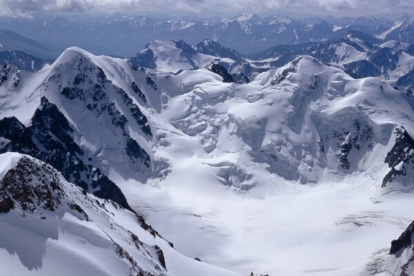 Dans les montagnes, il y a de la neige et de beaux nuages blancs