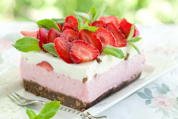 Pastel dulce con fresas