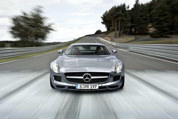 Mercedes-Benz SLS AMG Auto mit Geschwindigkeit