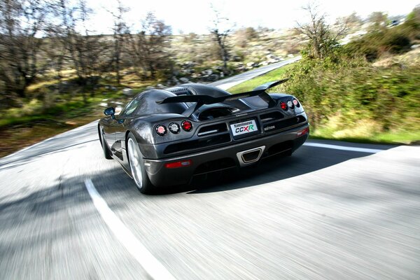 Voiture noire sportive en mouvement