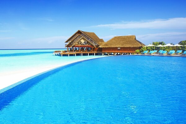 Casa sulla spiaggia vicino al mare sotto il cielo blu