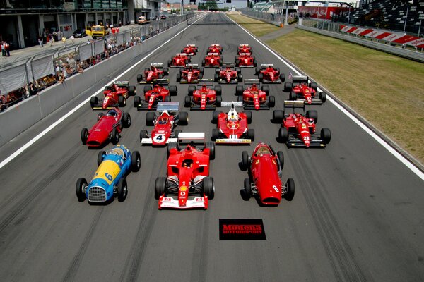 Préparation des bolides pour le début de la course