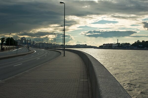 Hermoso terraplén de San Petersburgo cerca del Neva