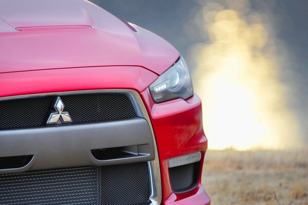 Rote Farbe Mitsubishi bei Sonnenuntergang