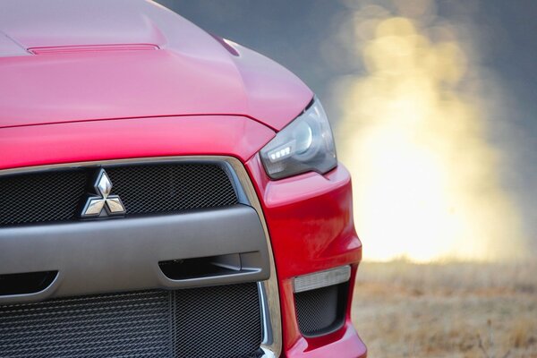 Mitsubishi rouge au coucher du soleil