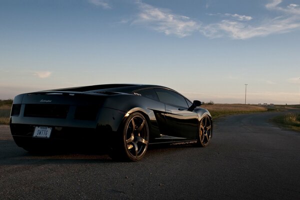 Voiture de sport noire Lamborghini Gallardo