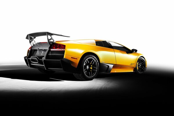 Samochód sportowy marki Lamborghini Widok Z tyłu z boku